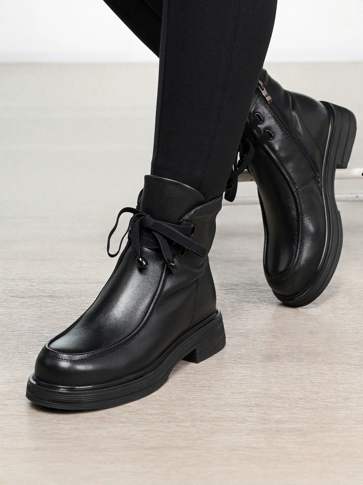 Ботинки черного цвета на среднем каблуке